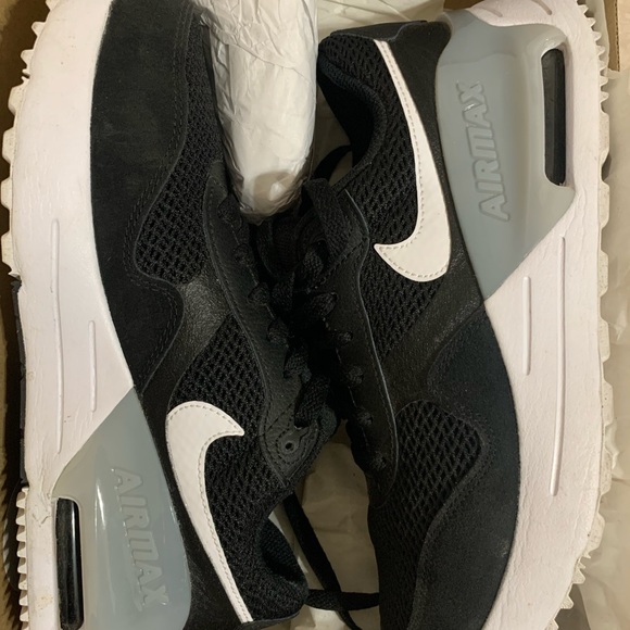 Nike - Picture 2 of 4